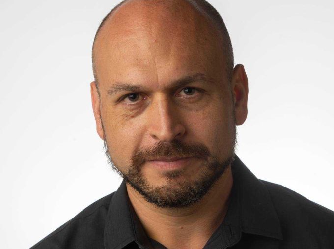 headshot of Gil Duran
